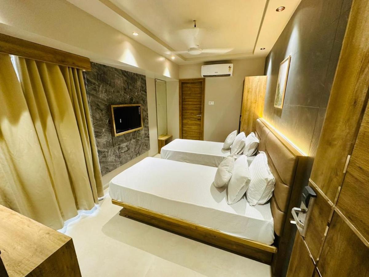 Hotel Amber Paramount Bombay Exterior foto